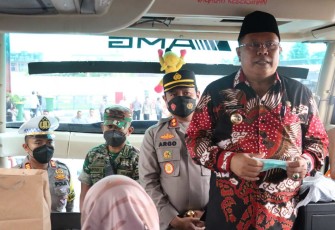 Kapolres Blitar Kota AKBP Argowiyono saat melepas rombongan mudik gratis 