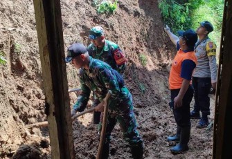 Bersihkan material longsor di rumah warga binaan