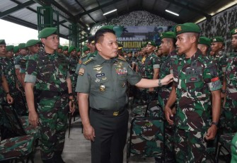 Kasad Jenderal TNI Dudung Abdurachman saat mengunjungi prajurit Yonif 512/QY Malang, (3/5) 