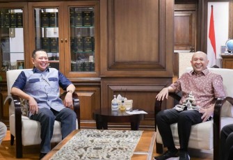 Bambang Soesatyo saat pertemuan dengan MenKopUKM Teten Masduki di Jakarta, Jum'at (5/5)