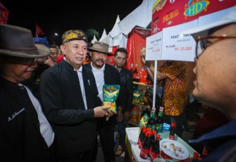 MenkopUKM Teten Masduki saat mengunjungi stand domba guling Garut, Sabtu (6/5)