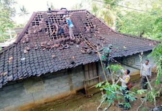 Gotong-royong perbaiki atap rumah warga binaan 