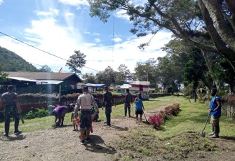  Satgas Yonif Raider 200/BN Bersama Warga Bersihkan Gereja