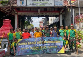 Karya bakti bersihkan lingkungan Prajurit Menarmed 2 Kostrad 