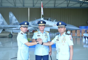 Danlanud Sultan Hasanuddin Marsma TNI David Yohan Tamboto foto bersama usai sertijab Danwing Udara 5, Makassar, Senin (15/5)