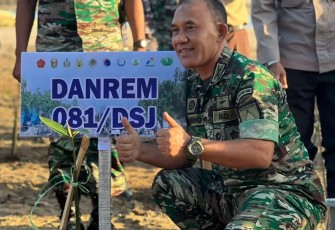 Danrem 081/DSJ Kolonel Inf H. Sugiyono tanam mangrove di pantai Soge Pacitan, Senin (15/5)