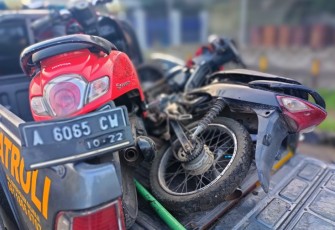 Barang bukti tawuran pelajar diamankan personel Polsek Balaraja Tangerang 