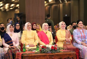 Ibu Iriana Joko Widodo saat menghadiri HUT Dekranas Ke-43 di Hotel Santika Dyandra, Medan 