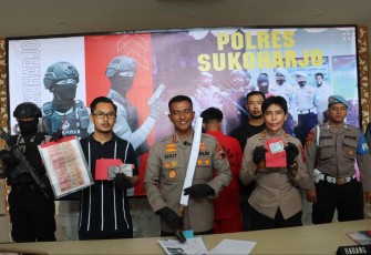 Kapolres Sukoharjo AKBP Sigit bersama pelaku saat memberikan keterangan pers 