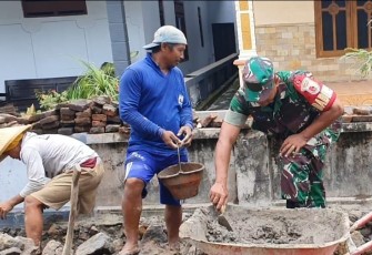 Gotong royong pembuatan saluran irigasi 