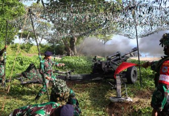 Pangkoarmada III Laksma TNI Rachmad Jayadi saat menembakkan meriam dalam latihan tempur Koarmada III di perairan Sorong, Rabu (24/5)