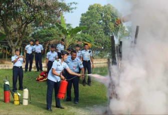 Latihan penanganan kebakaran personel Depohar 70 