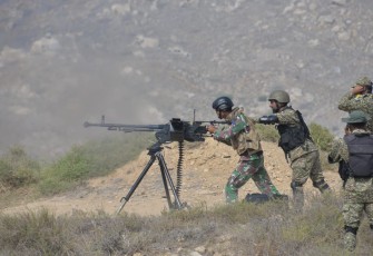 Prajurit Marinir saat menjajal senjata Pakistan Marines