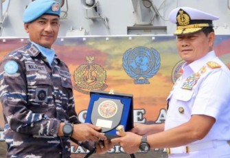 Panglima TNI Laksamana Yudo Margono menerima cenderamata Dansatgas MTF Letkol Laut (P) John David Nalasakti Sondakh 