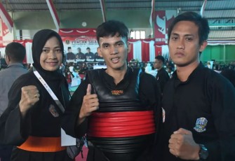 Amirulloh Karim (tengah) meraih medali emas