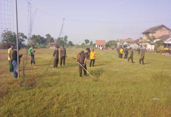Gotong-royong bersihkan lingkungan wilayah desa binaan 