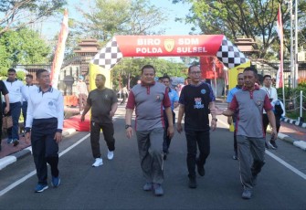 Kapolda Sulsel Irjen Pol Setyo Budi Moempoeni Harso saat jalan santai meriahkan HUT Bhayangkara ke-77 