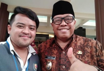 Walikota Blitar Santoso bersama Sahabatnya Sekretaris Ormas PPI Blitar F.N. Rachman saat Sama-sama Menghadiri Acara Diskusi Publik di Kota Blitar Awal 2023. 