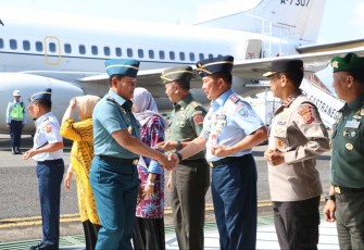 Dankoharmatau Marsda TNI Bambang Triono saat menyambut kedatangan Panglima TNI Laksamana Yudo Margono 