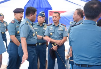 Pangkoarmada III Laksda Rachmad Jayadi saat menerima pengarahan Kasal Laksamana TNI Muhammad Ali di Makassar 