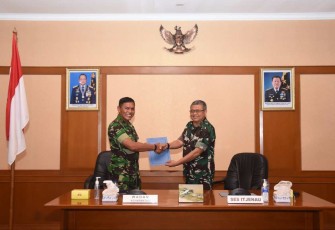 Wadan Koharmatau Marsma TNI Joseph Rizki Prabowo menerima hasil tim kinerja itjenau