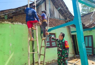 Bangun rumah warga desa binaan 