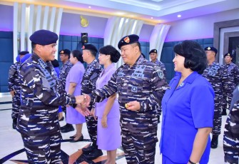 Kasal Laksamana TNI Muhammad Ali saat memberikan ucapan selamat kenaikan pangkat prajuritnya 