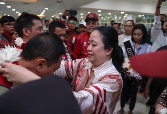 Puan Maharani saat menyambut kontingen ASEAN Para Games 2023 di bandara Adi Soemarmo Solo, Sabtu (10/6)