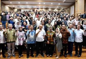MenkopUKM Teten Masduki bersama mahasiswa ITB
