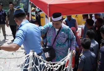 Jamaah haji asal Tolitoli saat menaiki kapal perintis 