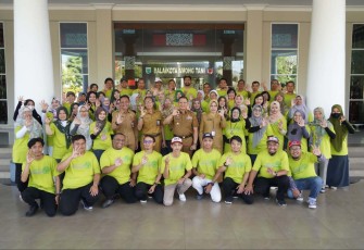 Pj Wali Kota Batu Aries Agung Paewai foto bersama peserta Studi Sekolah Adiwiyata 