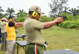 Danrem 023/KS Kolonel Inf Lukman Hakim saat lomba menembak