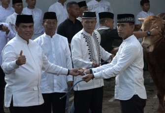 Kasal Laksamana TNI Muhammad Ali saat menyerahkan hewan qurban 