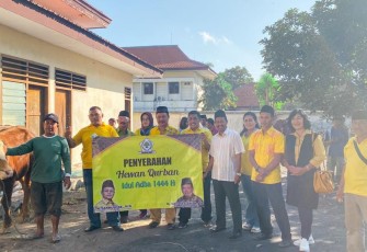 Ketua DPD Golkar Jatim dan Harun Al Rasyid Serahkan Hewan Kurban ke DPD Golkar Kabupaten Kediri 