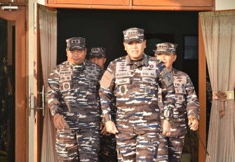 Danlantamal Juanda Kolonel Laut (P) Heru Prasetyo saat mendampingi Kasal