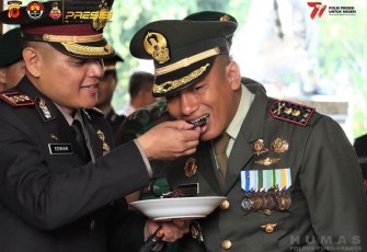 Kapolres Purwakarta AKBP Edwar Zulkarnain saat menyuapi nasi tumpeng ke Dandim 0619/Purwakarta, Sabtu (1/7)
