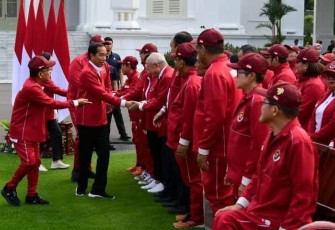 Presiden Jokowi saat memberikan ucapan selamat atlet Paragames di istana negara Jakarta, Senin (3/7)