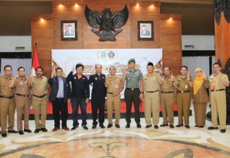 Dandim 0806/Trenggalek Letkol Kav Peddy Adi Prasetyo bersama mahasiswa universitas Brawijaya Malang dan forkopimda Trenggalek 