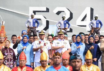 Pangkolinlamil Laksda TNI Edwin bersama Kasal dan prajurit di HUT ke-62 Kolinlamil, Jakarta, Senin (3/7)