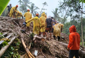 Tim gabungan saat evakuasi korban longsor di dusun Ngis desa Tribhuana Kecamatan Abang Kabupaten Karangasem Bali, Sabtu (8/7)