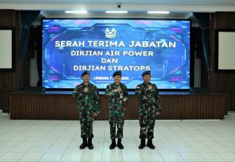 Danseskoau Marsda TNI Elianto Susetio foto bersama usai sertijab, Jum'at (7/7)