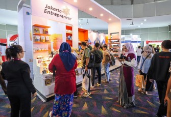 Antusias pengunjung kunjungi salah satu stand INABUYER B2B2G Expo 2023 di Jakarta, Sabtu (8)7)