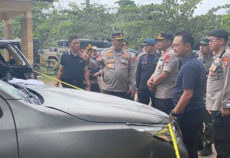 Kapolda Kalteng Irjen Pol Drs Nanang Avianto saat pengecekan TKP Unras anarkis di PT BJAP Seruyan, Sabtu (8/7)