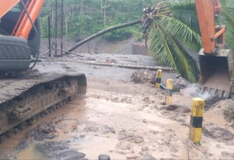Lokasi jembatan kali Glidik II di Kabupaten Lumajang tergerus arus banjir dan material gunung Semeru, Jum'at (7/7)