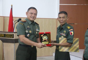 Dandim 0803/Madiun Letkol Inf Meina Helmi saat mberikan cenderamata prajuritnya purna tugas