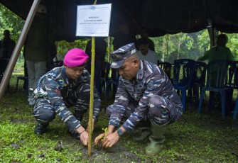 Penanaman bibit cengkeh di negeri Pelauw Maluku
