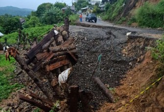 Material jalan longsor di Kabupaten Bolaang Mongondow Timur, Senin (10/7).