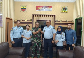 Kalapas Binjai Theo Adrianus bersama Dandim 0203/Langkat usai nobar Kasad Award 2023, Senin (10/7)