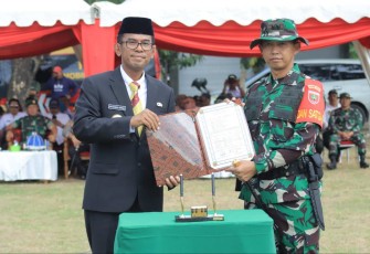 Pj Bupati Takalar DR Setiawan Aswad bersama Dansatgas TMMD ke 117 Letkol Kav Nanang Sujatmiko, Rabu (12/7)