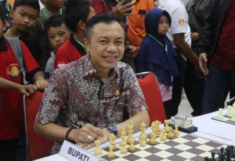 Wakil Bupati Blitar Rahmat Santoso Saat Sparing Catur Bareng Walikota Blitar Santoso (Foto : team Rahmat Santoso untuk Klikwarta.com)